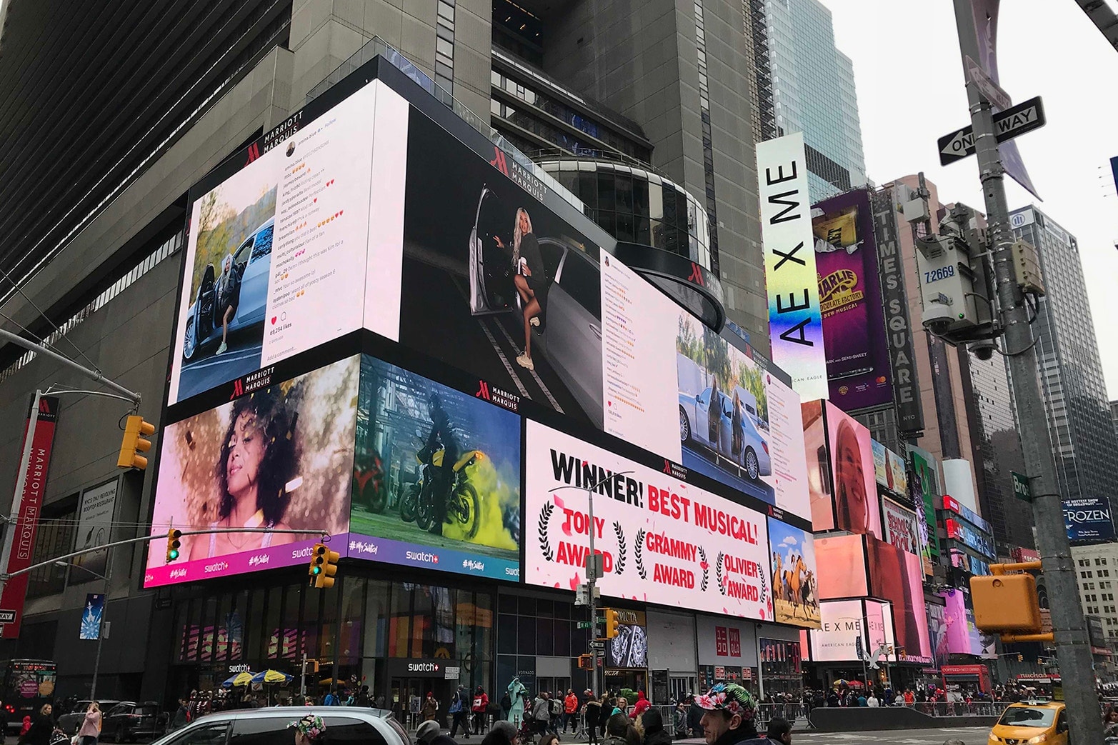 YEEZY Season 6 宣传大片无预警登上紐約時代廣場