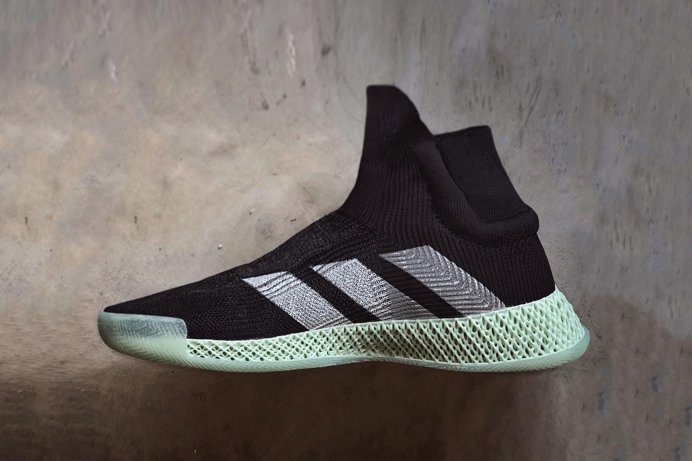 adidas 革新籃球鞋 FUTURECRAFT 4D Laceless Basketball 黑色版本曝光