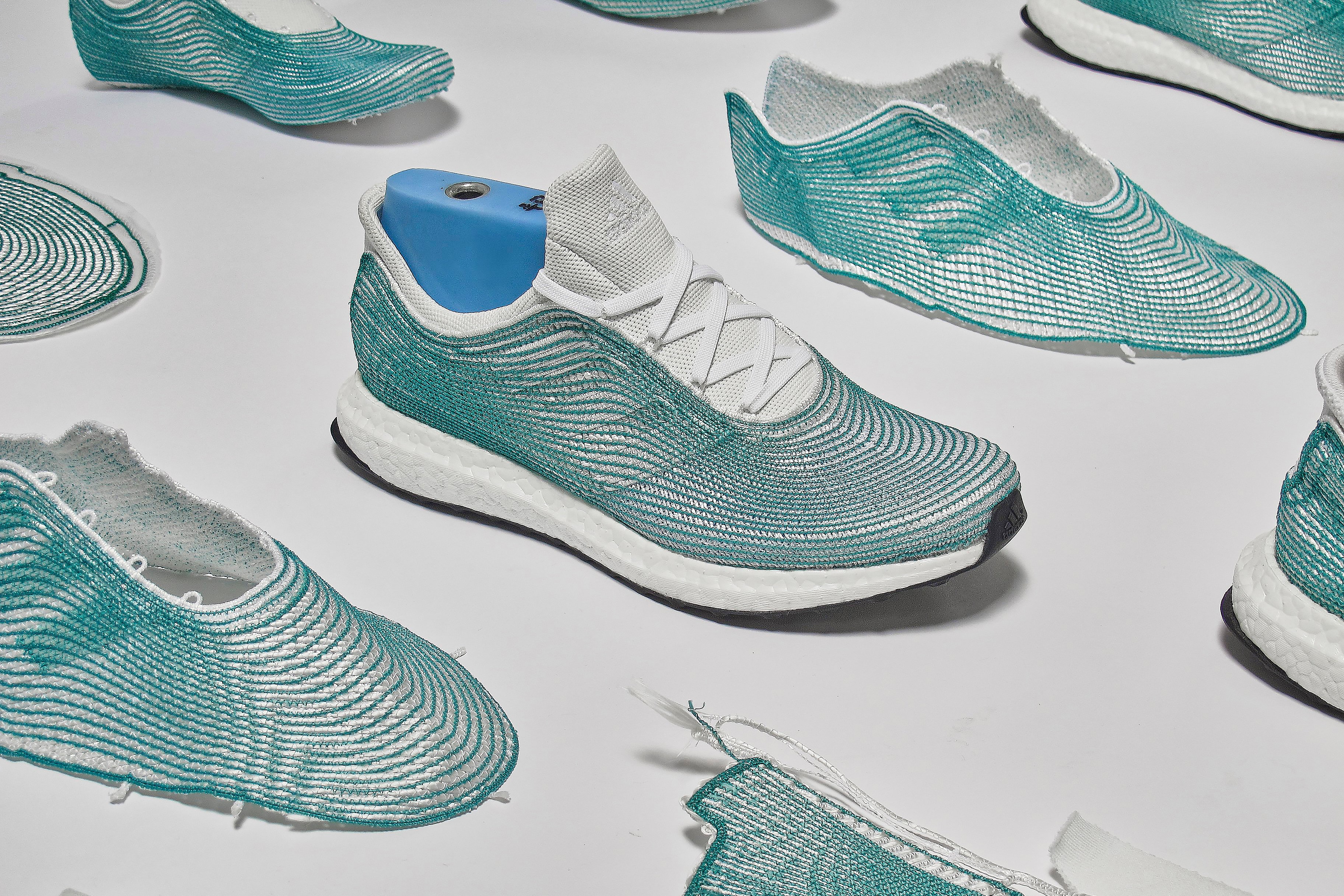 adidas 於去年共售出 100 萬雙海洋塑料製鞋