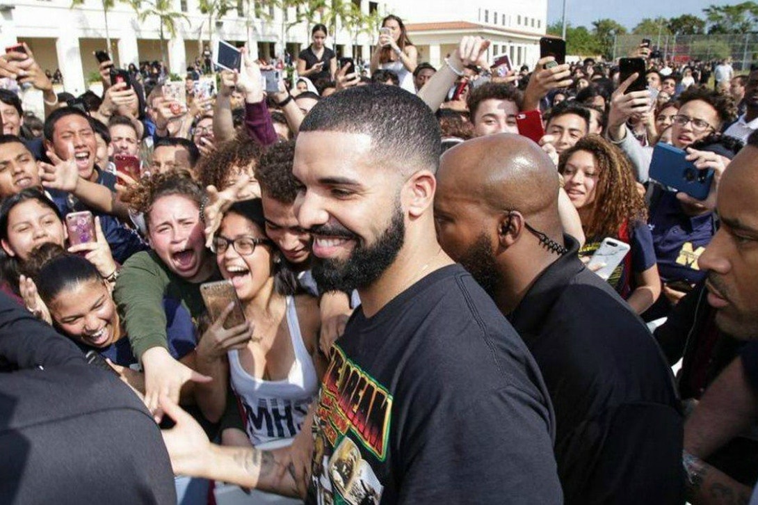 Drake 为迈阿密高中打造 OVO 特制版校服