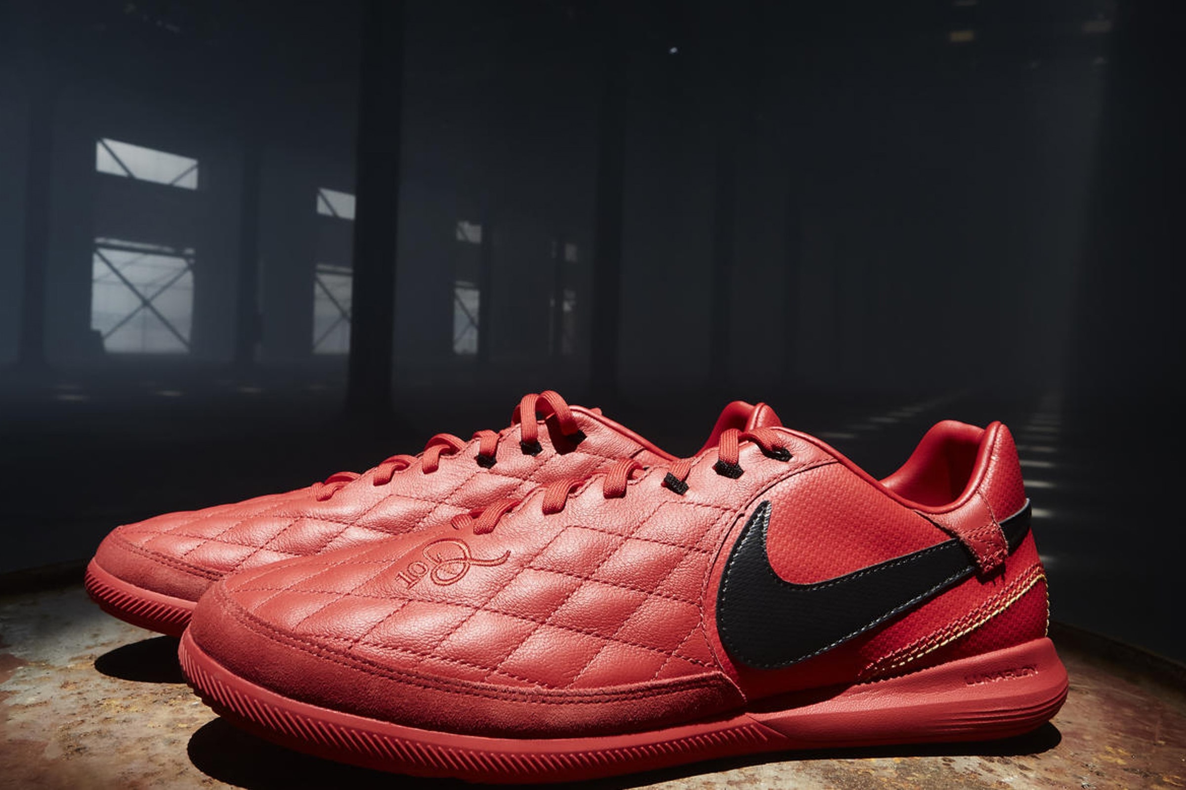 Nike 推出全新 10R LEGENDX 足球靴致敬 Ronaldinho