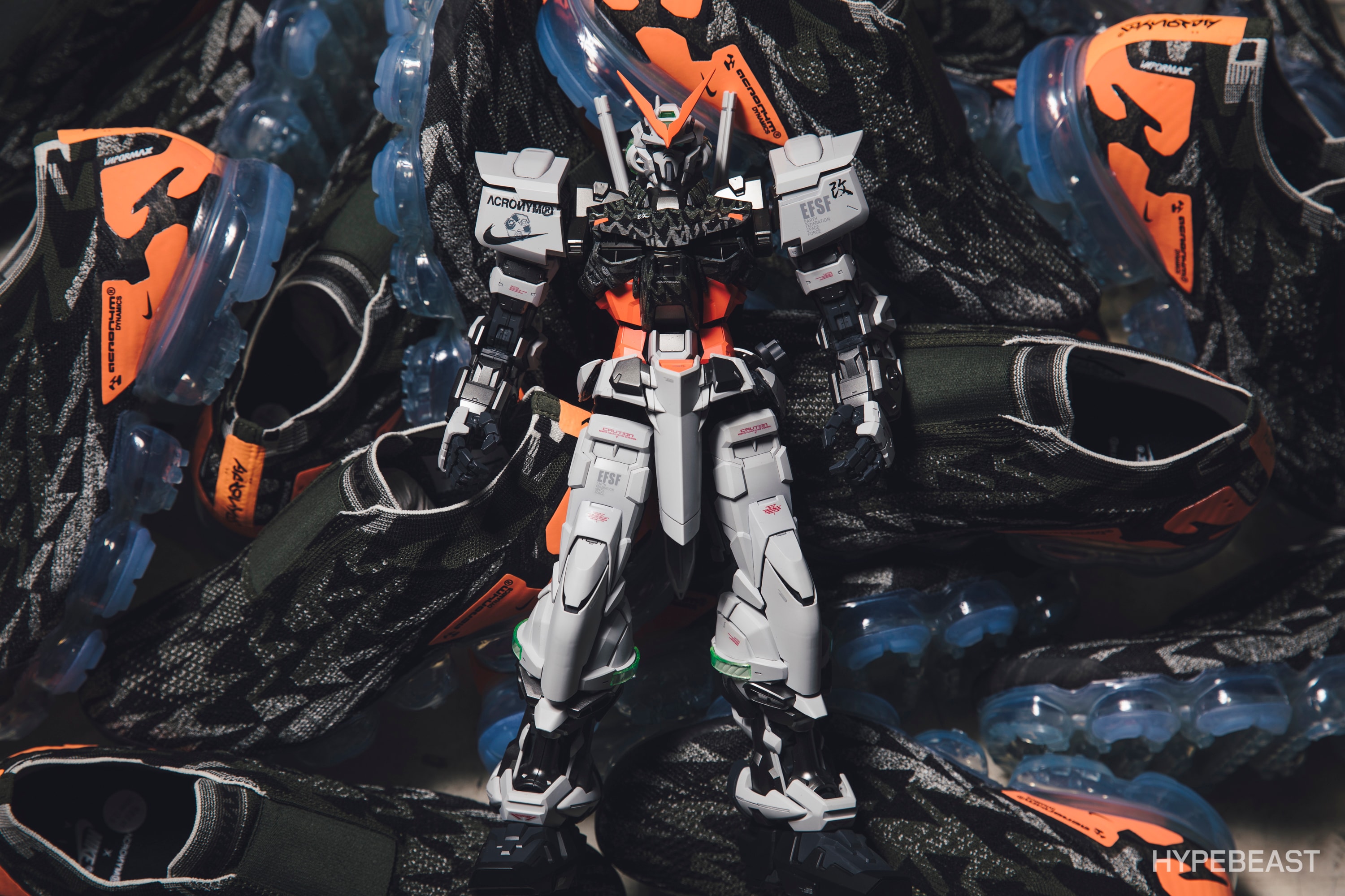 独家近赏「ACRONYM® x Nike」主题 Gundam Astray Red Frame
