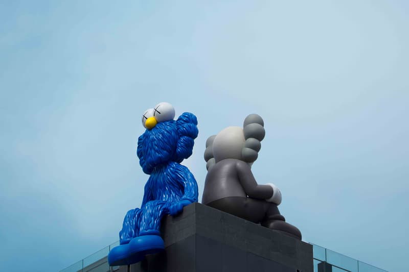 KAWS 全新雕塑「KAWS:SEEING/WATCHING」正式登場