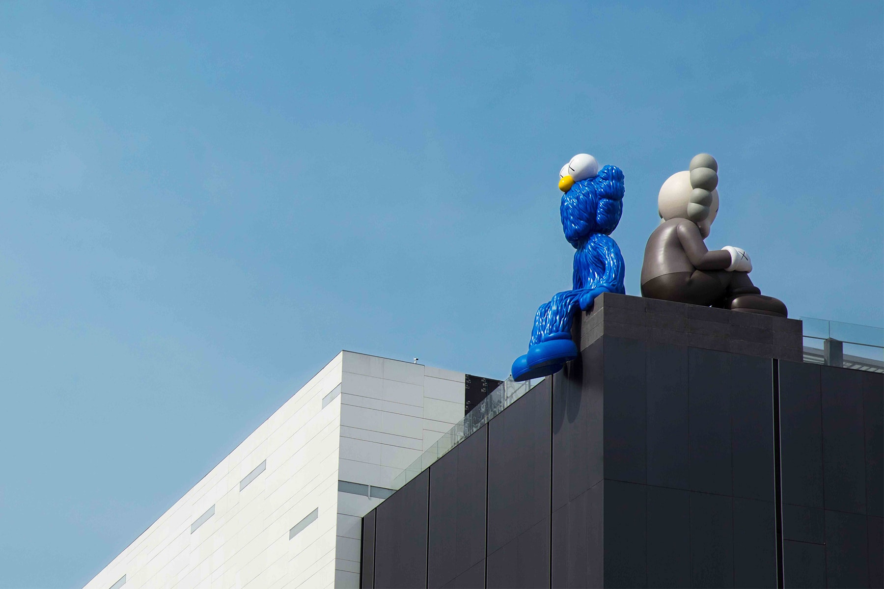 KAWS 全新雕塑「KAWS:SEEING/WATCHING」正式登場
