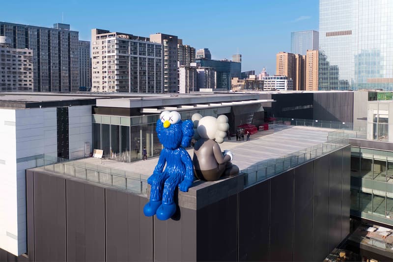 KAWS 全新雕塑「KAWS:SEEING/WATCHING」正式登場