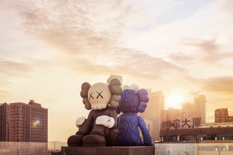 KAWS 全新雕塑「KAWS:SEEING/WATCHING」正式登場