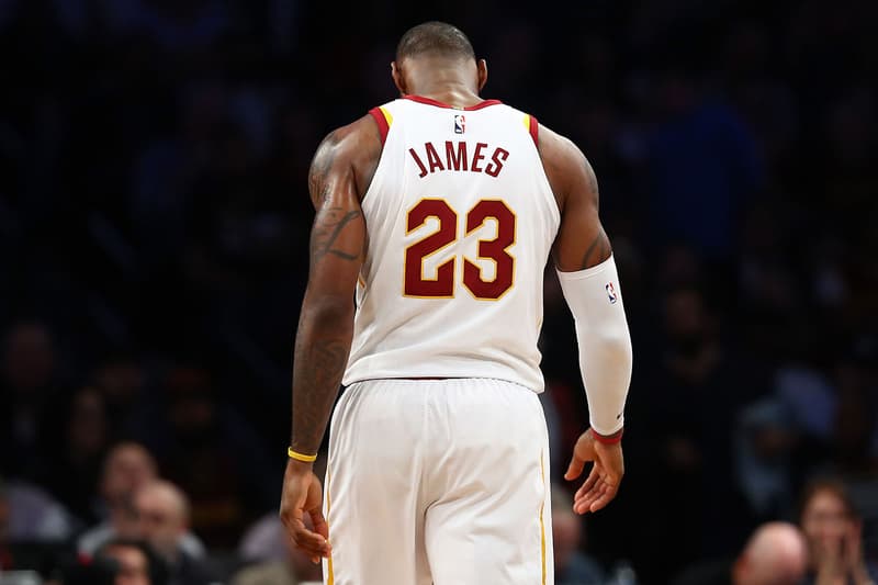 帶傷出戰！LeBron James 首戰後失利後因拳擊黑板而導致右手骨挫傷