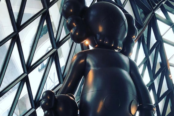 Zaha Hadid 遺作中驚見 KAWS 雕像