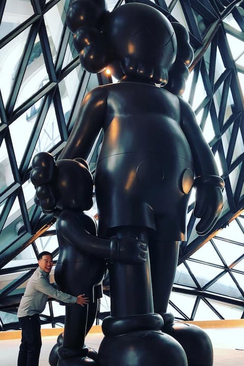 Zaha Hadid 遺作中驚見 KAWS 雕像