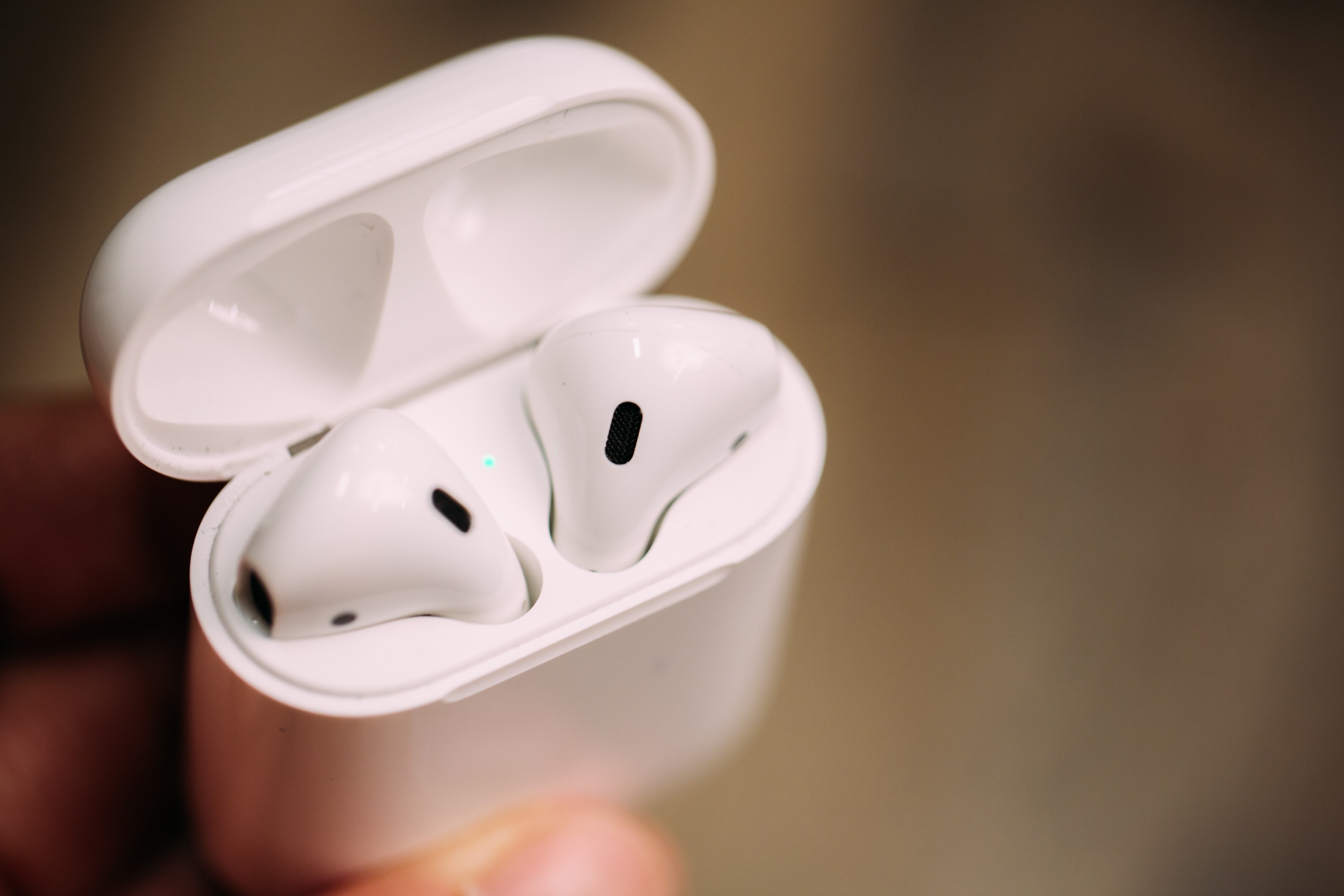 Apple 全新 AirPods 充電盒可為 iPhone 充電？