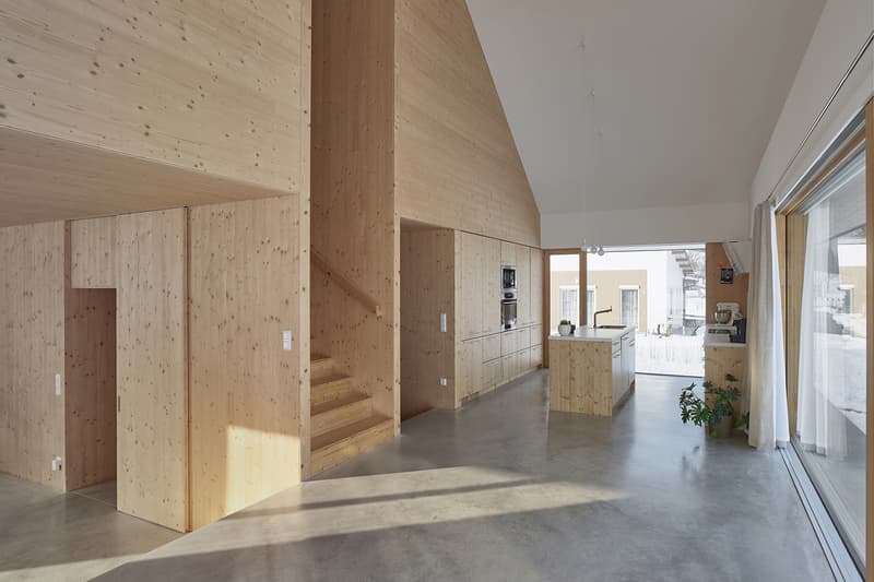 走进奥地利北部群山环绕的极简住宅「House With Gable」