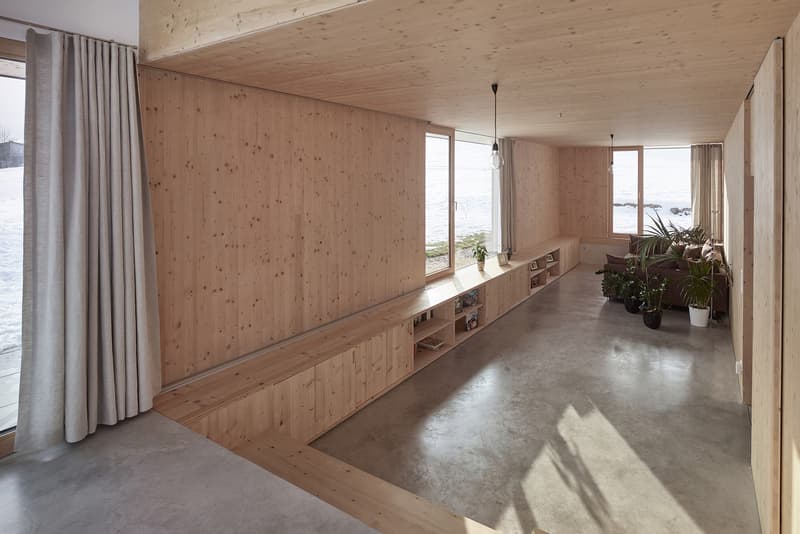 走进奥地利北部群山环绕的极简住宅「House With Gable」