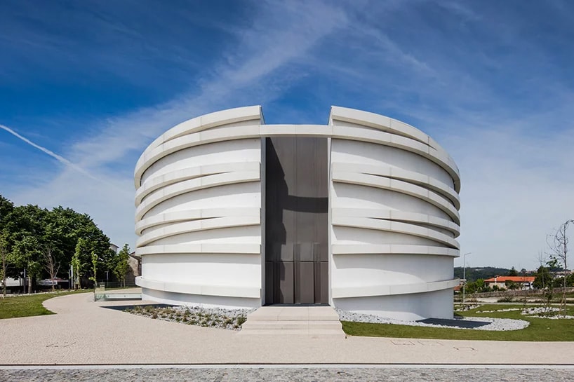 走進建築設計師 Hugo Correia 於葡萄牙打造的現代教堂 S. Tiago de Antas