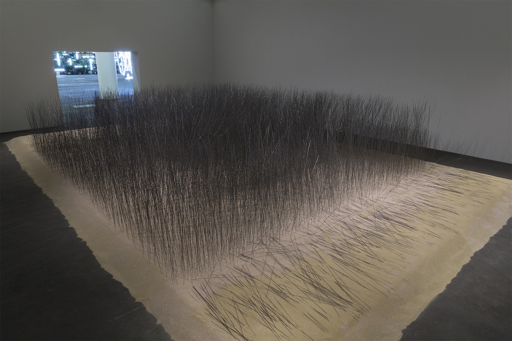 韓國藝術家 Lee Ufan 於 Art Basel 展出大型裝置藝術「Iron Field」