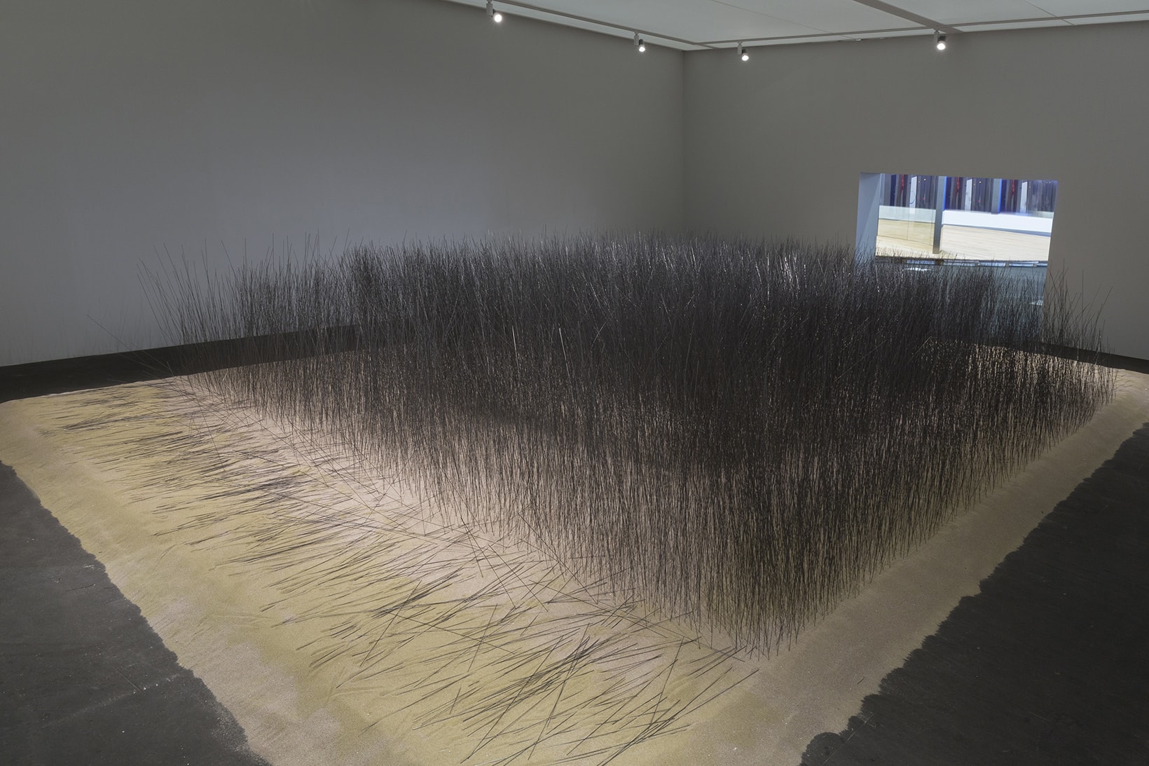 韓國藝術家 Lee Ufan 於 Art Basel 展出大型裝置藝術「Iron Field」