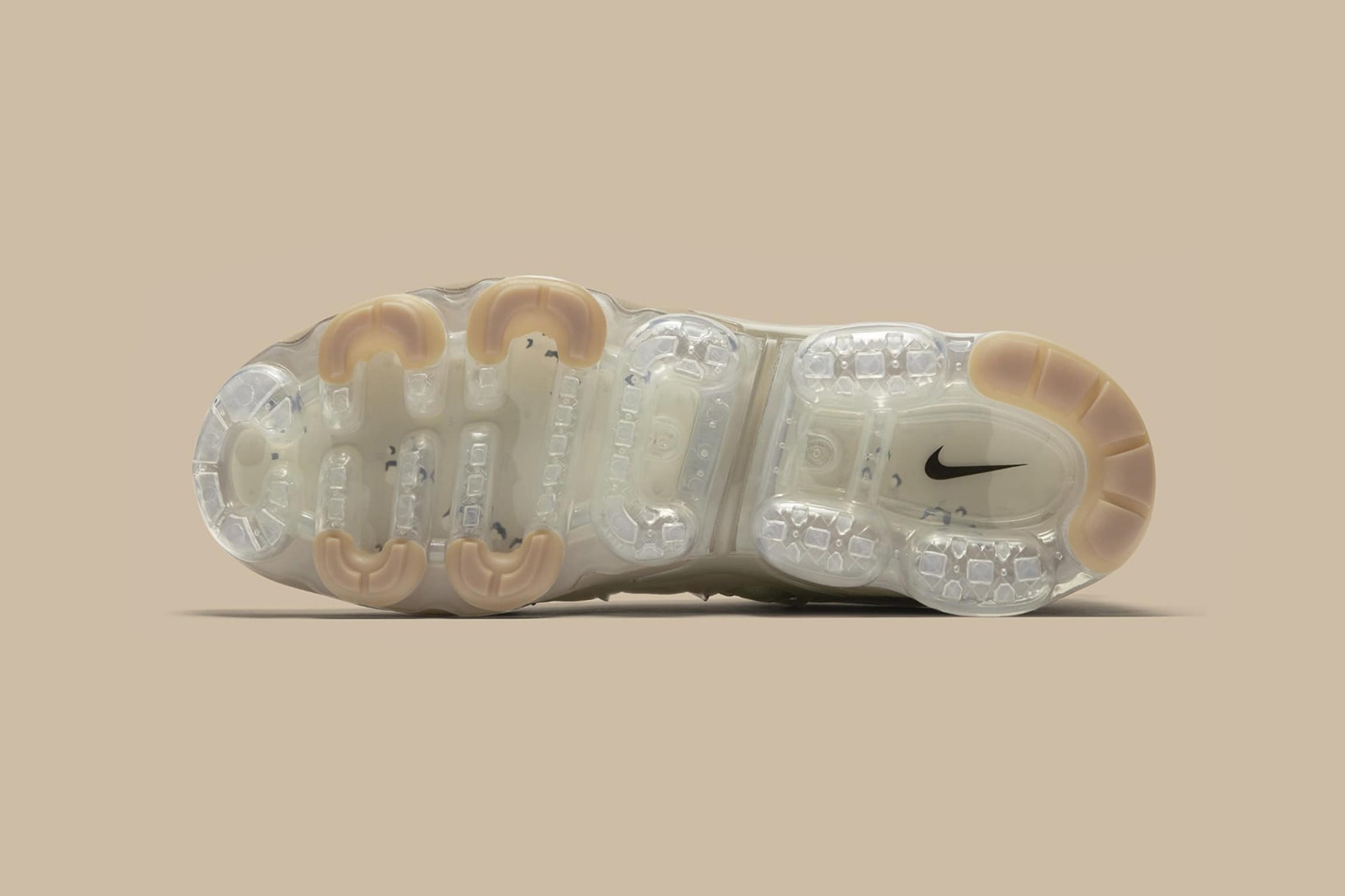 Nike Air VaporMax Plus 將「沙漠迷彩」與「數位迷彩」加入在細節之中