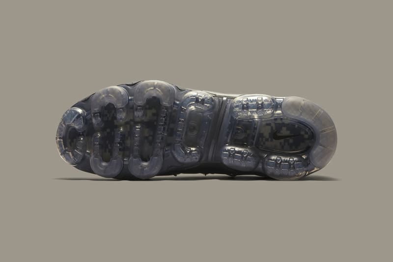 Nike Air VaporMax Plus 將「沙漠迷彩」與「數位迷彩」加入在細節之中