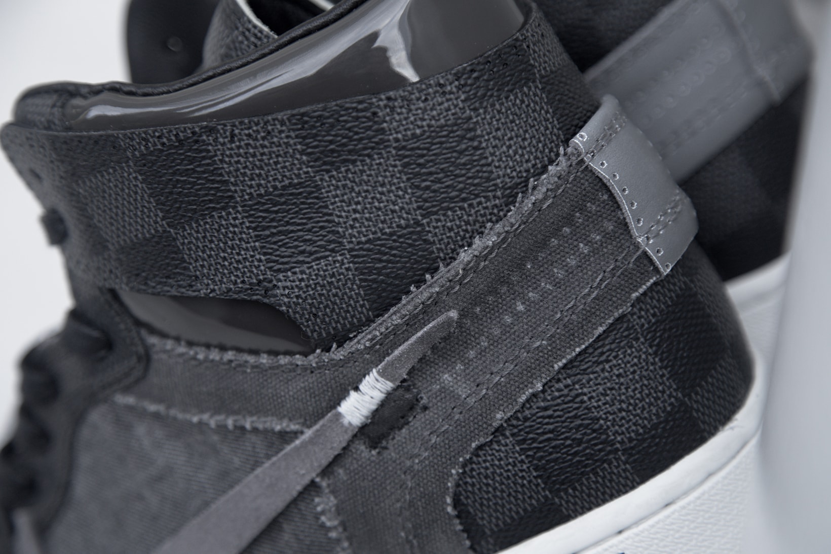 藝術家打造全新 Air Jordan 1「Off-Louis」V2 限量定製鞋款