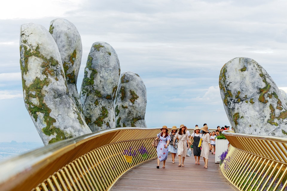 形如佛托！越南峴港 Golden Bridge 以巨型石手成為新景點