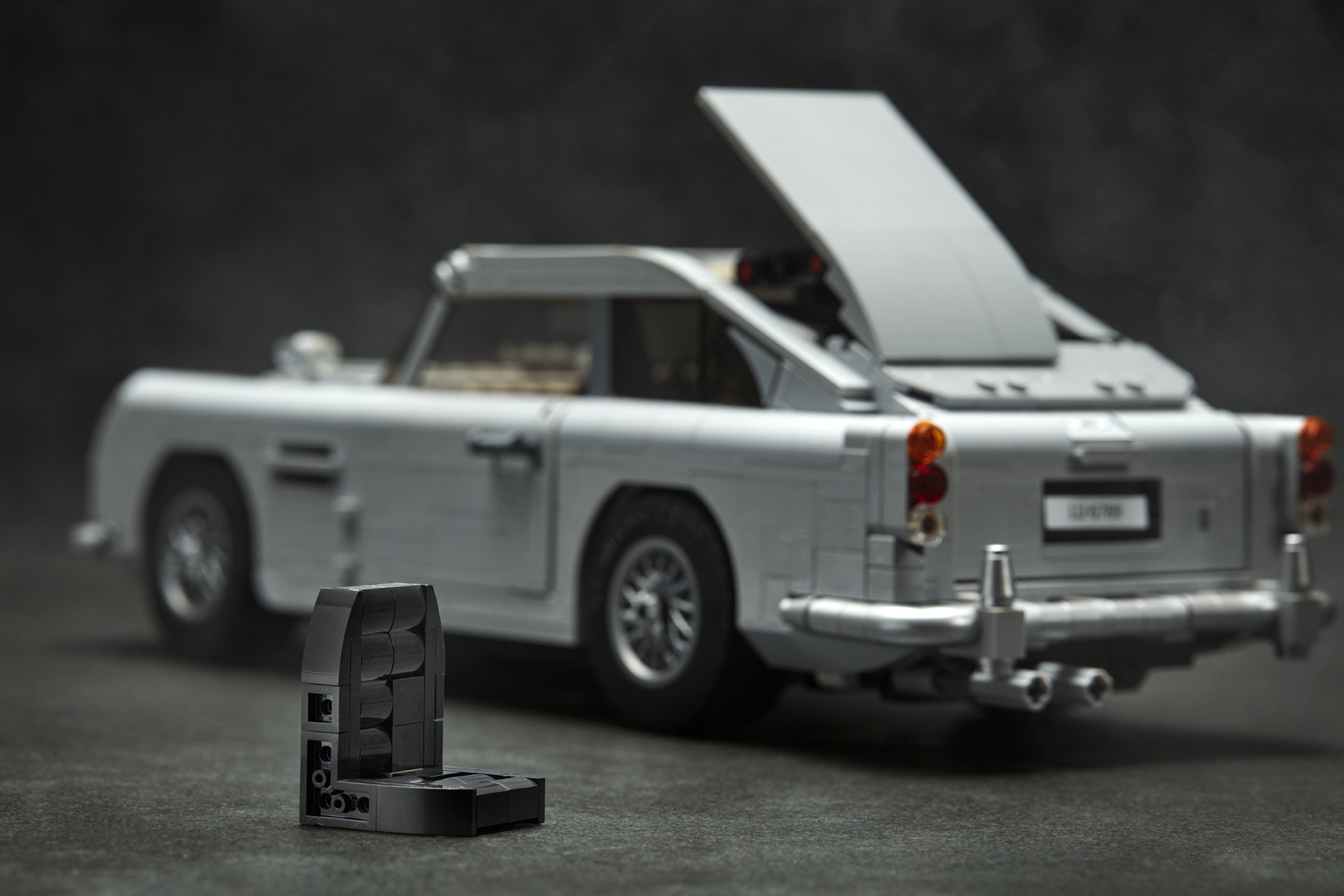LEGO 發佈 James Bond™ Aston Martin DB5 跑車積木模型