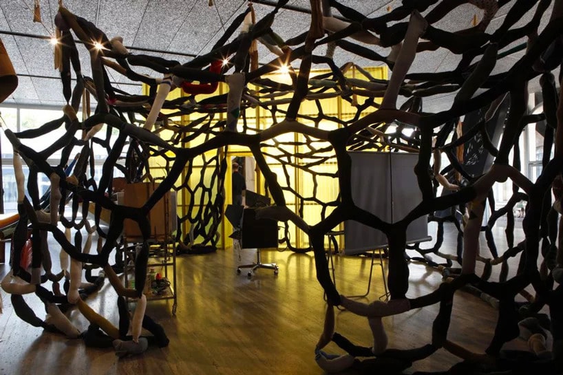 德國藝術家 John Bock 於米蘭 Fondazione Prada 打造全新展覽