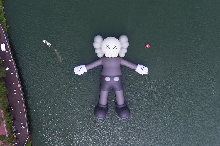 KAWS 首個水上漂浮雕塑作品「KAWS:HOLIDAY」正式登場