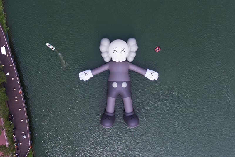 KAWS 首個水上漂浮雕塑作品「KAWS:HOLIDAY」正式登場