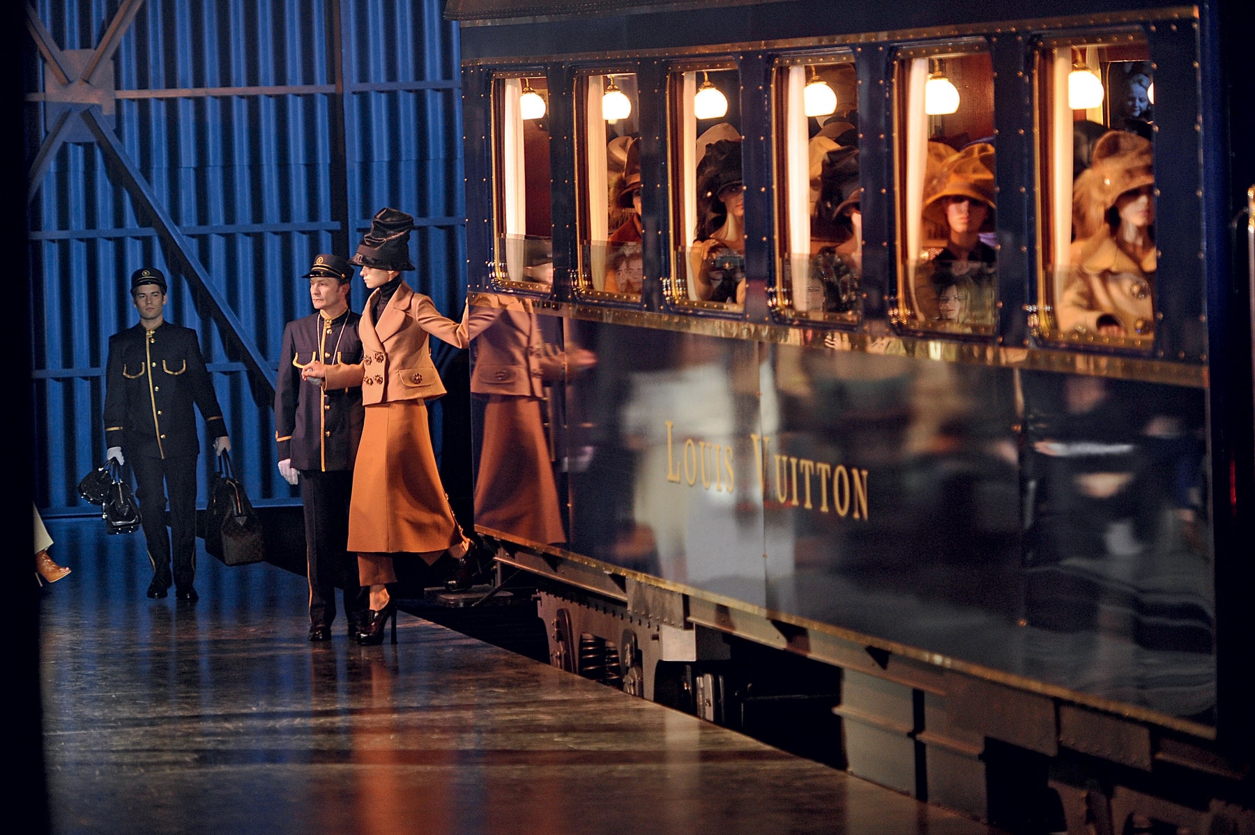 Louis Vuitton 推出《Louis Vuitton Catwalk》時裝秀圖鑑