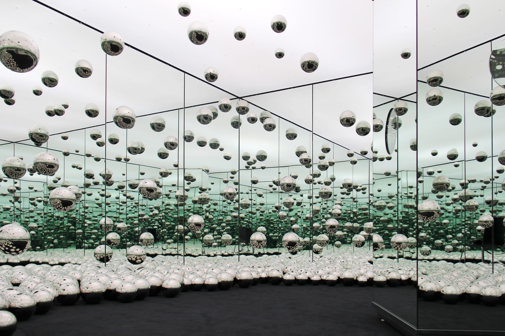 草間彌生為芝加哥 wndr museum 打造特別版 Infinity Mirror Room