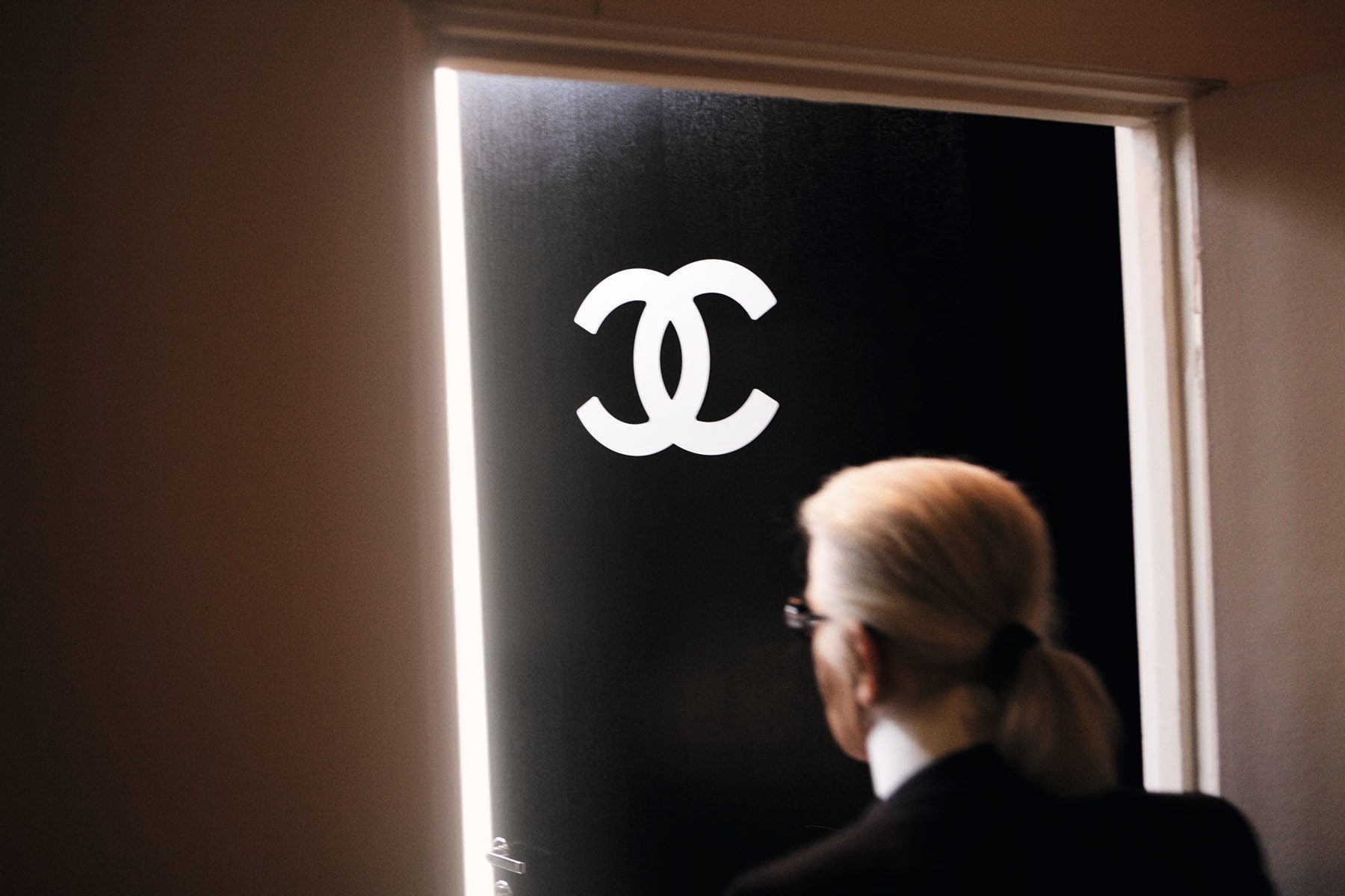 Chanel 推出《CHANEL - FINAL FITTINGS AND BACKSTAGE》影集