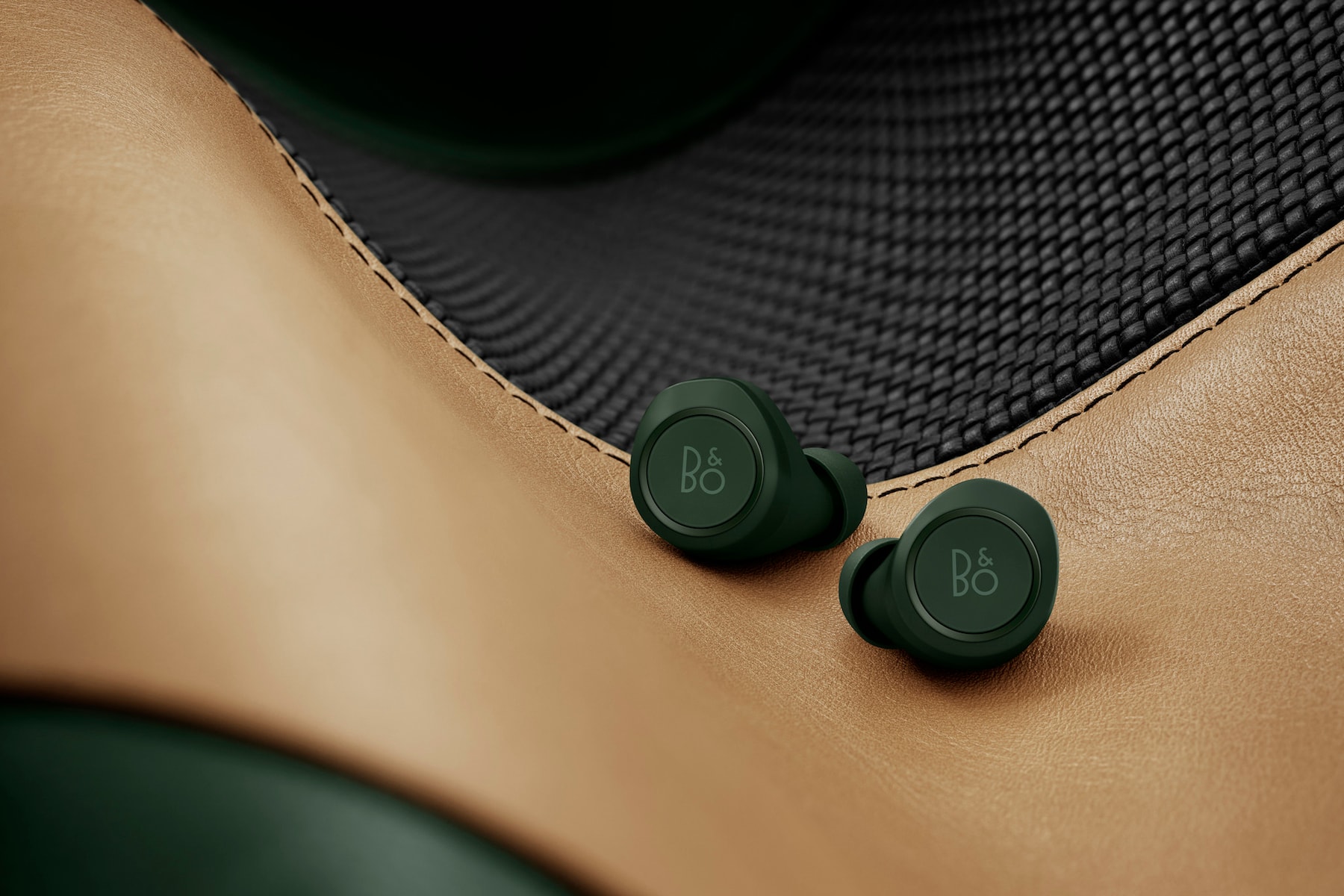 B&O PLAY 為 Beoplay E8 無線耳機推出全新「賽車綠」限量版本