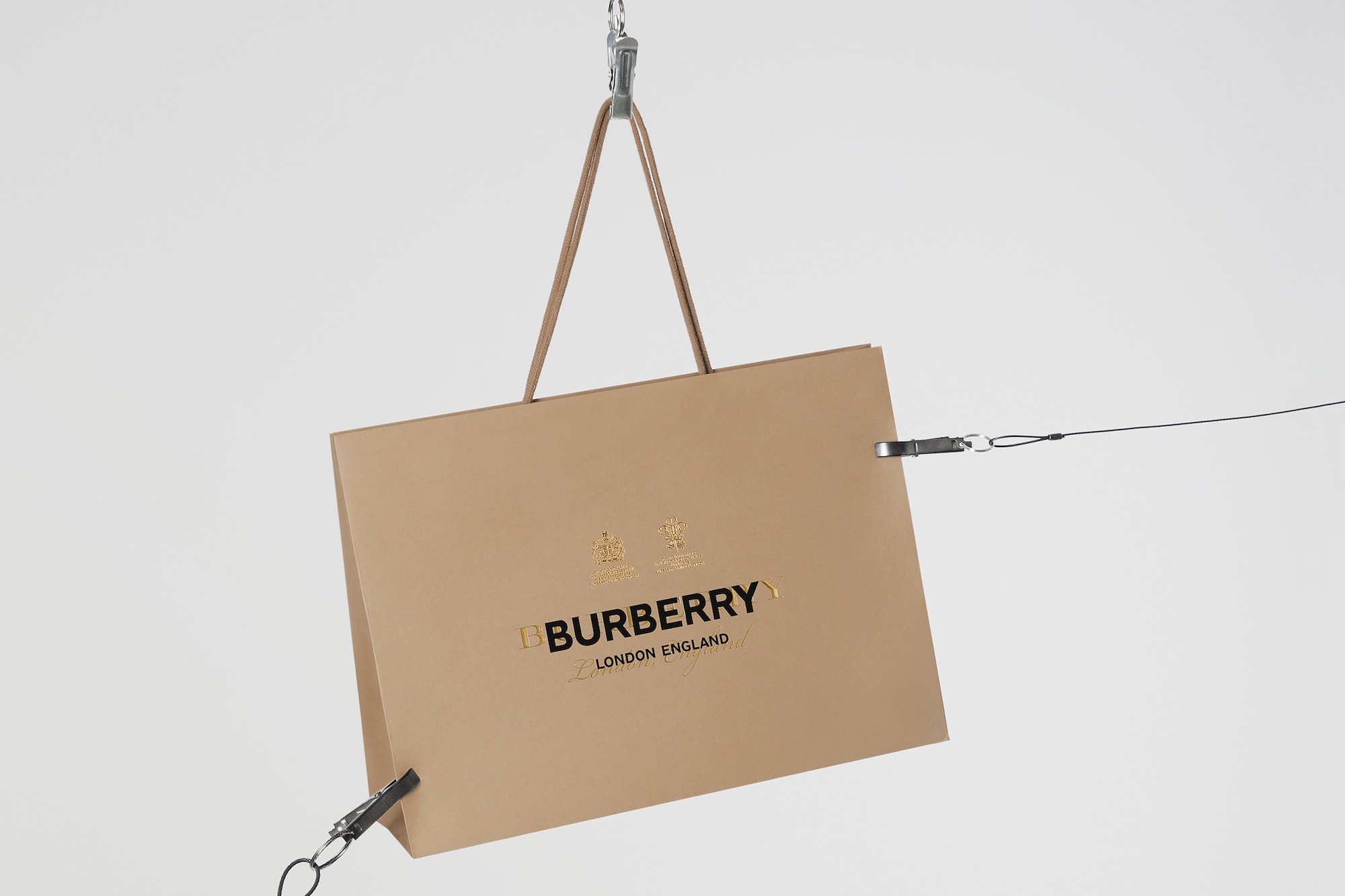 Burberry 宣佈 Riccardo Tisci 首個系列單品將以一系列「僅限 24 小時發售」的形式推出