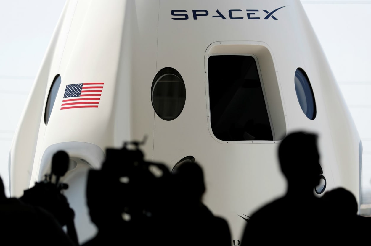 2019 太空漫遊！SpaceX 首位商業繞月旅客敲定！