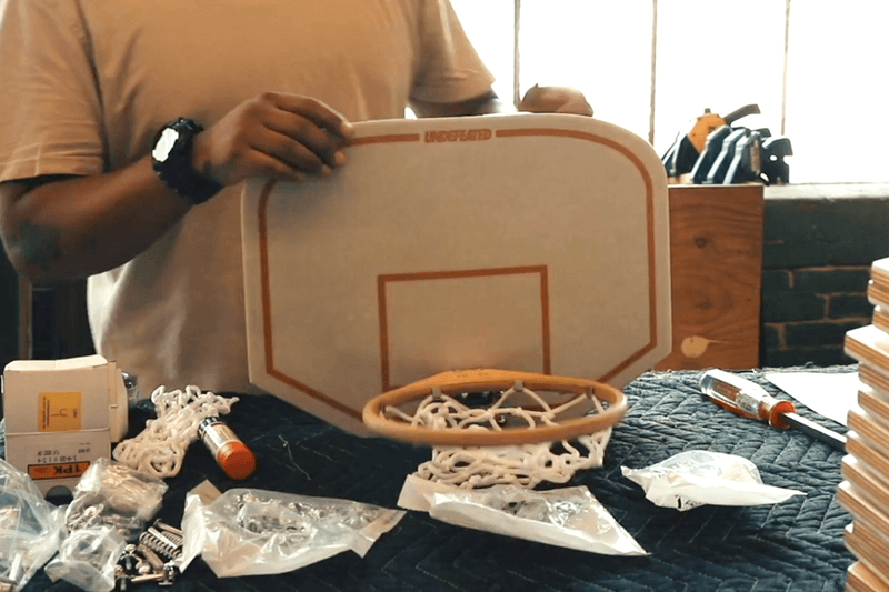 UNDEFEATED 攜手 Modernica 打造迷你籃球框