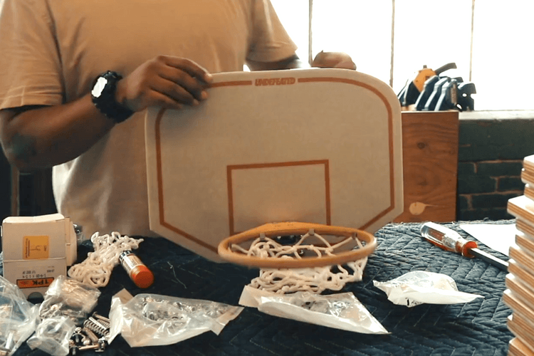 UNDEFEATED 攜手 Modernica 打造迷你籃球框
