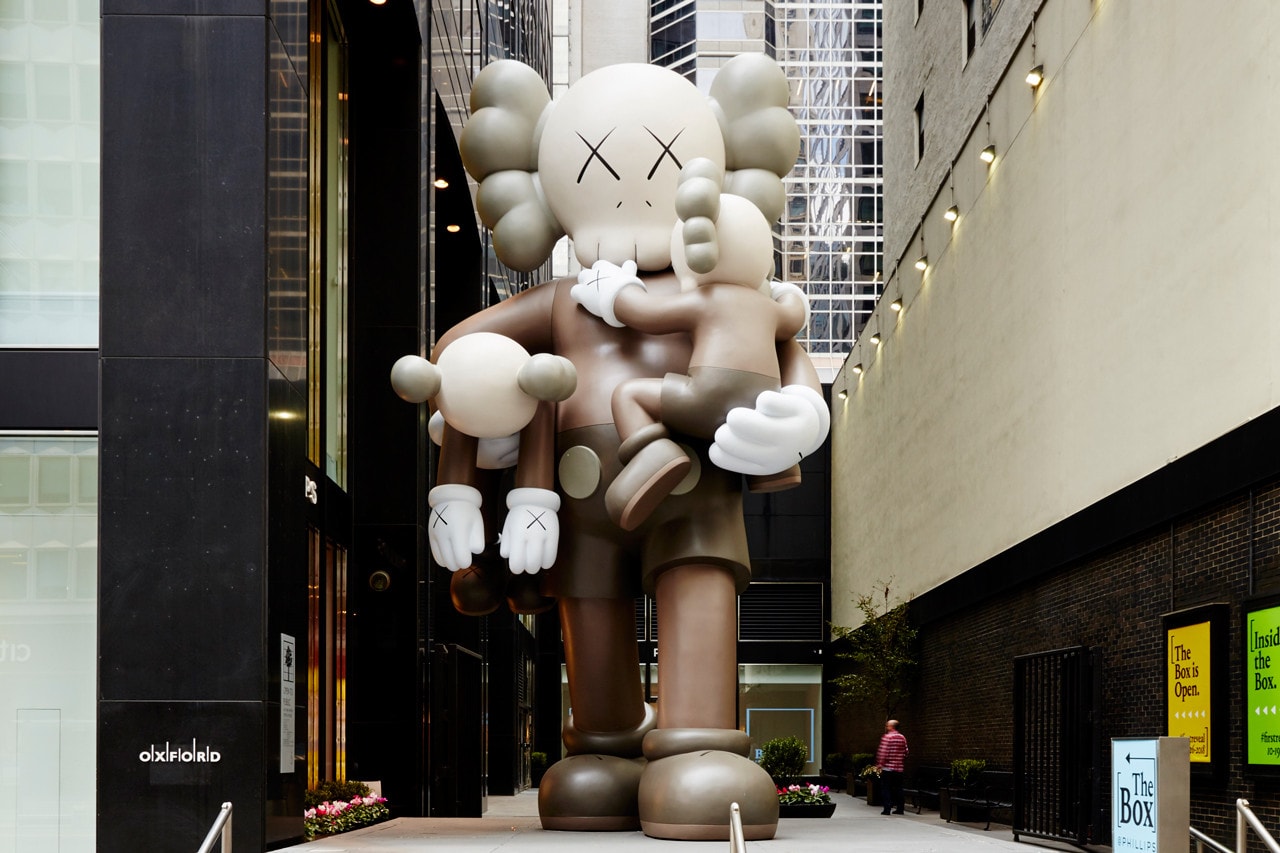 KAWS 巨大化「CLEAN SLATE」雕塑現身 Phillips 冬季拍賣會