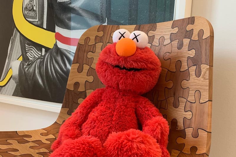 KAWS 曝光全新《Sesame Street》Elmo 毛絨公仔