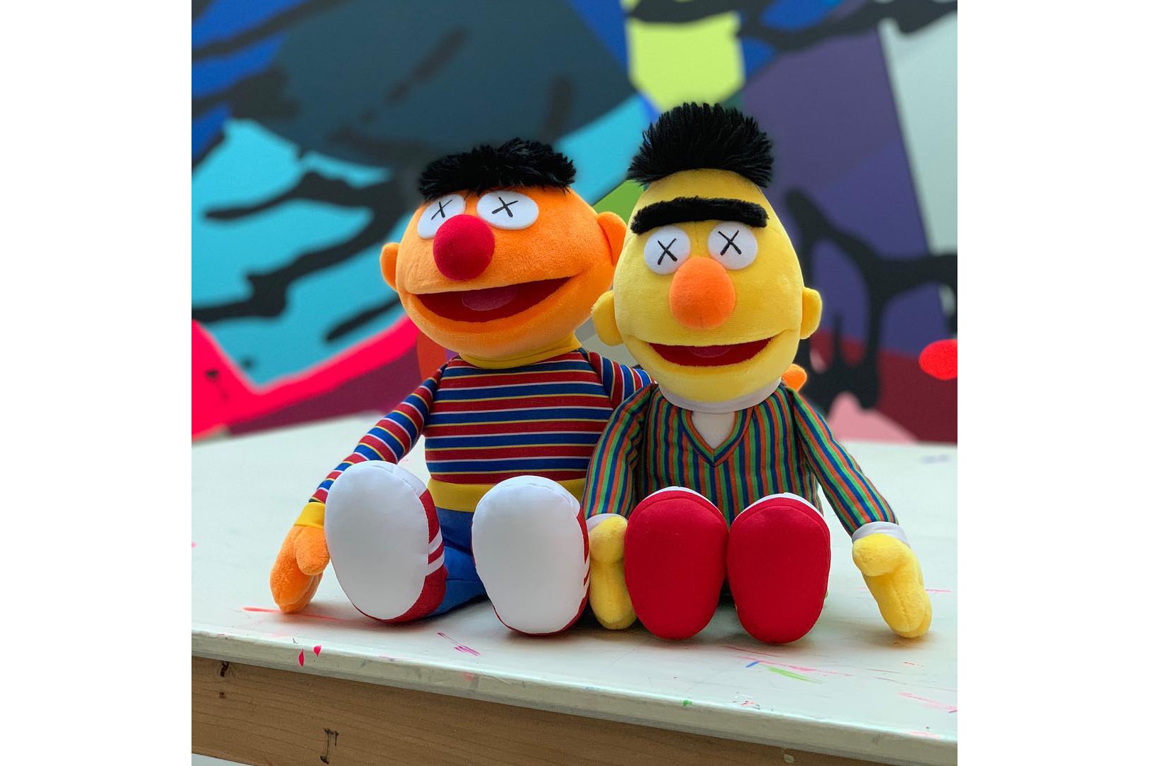 KAWS  曝光《Sesame Street》Ernie 及 Bert 毛絨公仔全貌