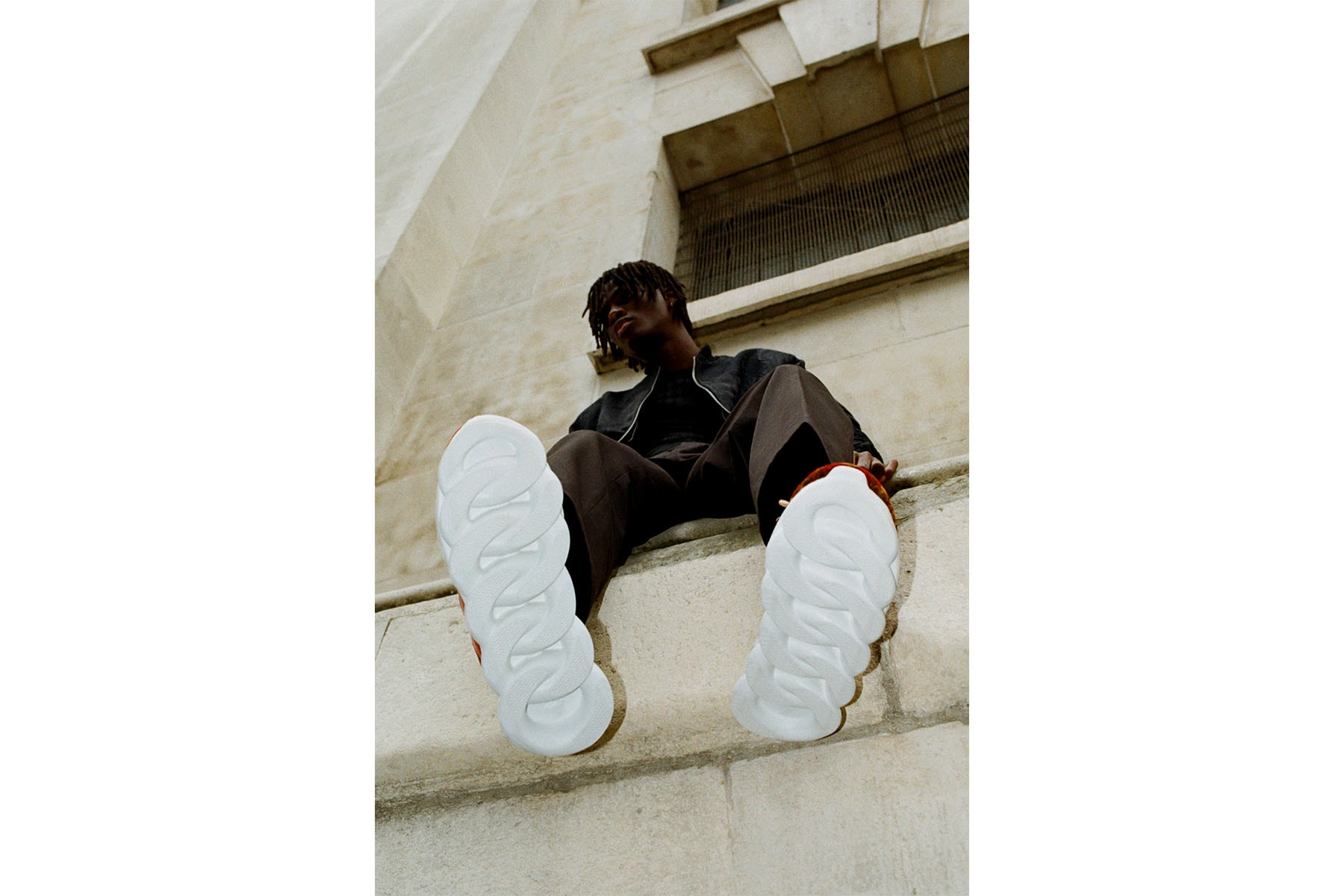 Versace 於倫敦街頭打造注目鞋款 Chain Reaction 之造型特輯