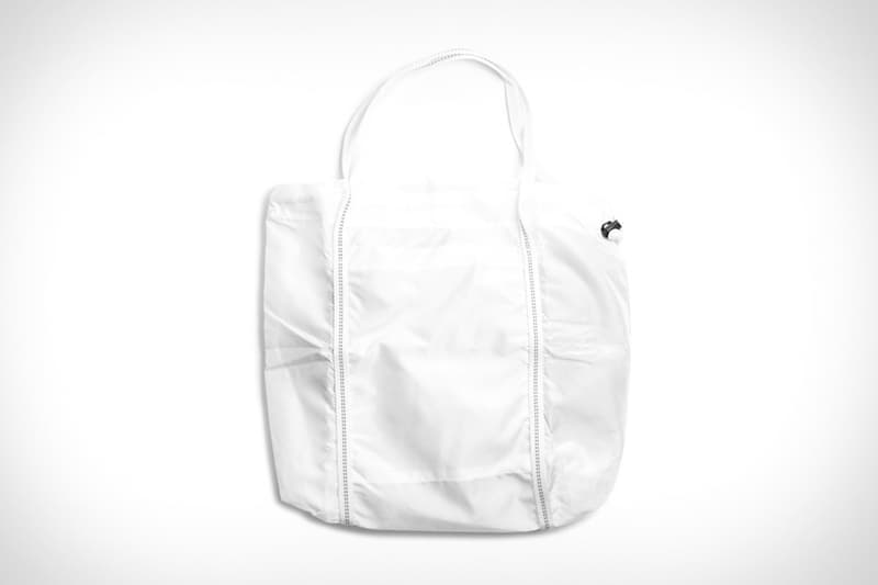 運用 NASA 火箭降落傘物料重製的 Tote Bag 系列上架