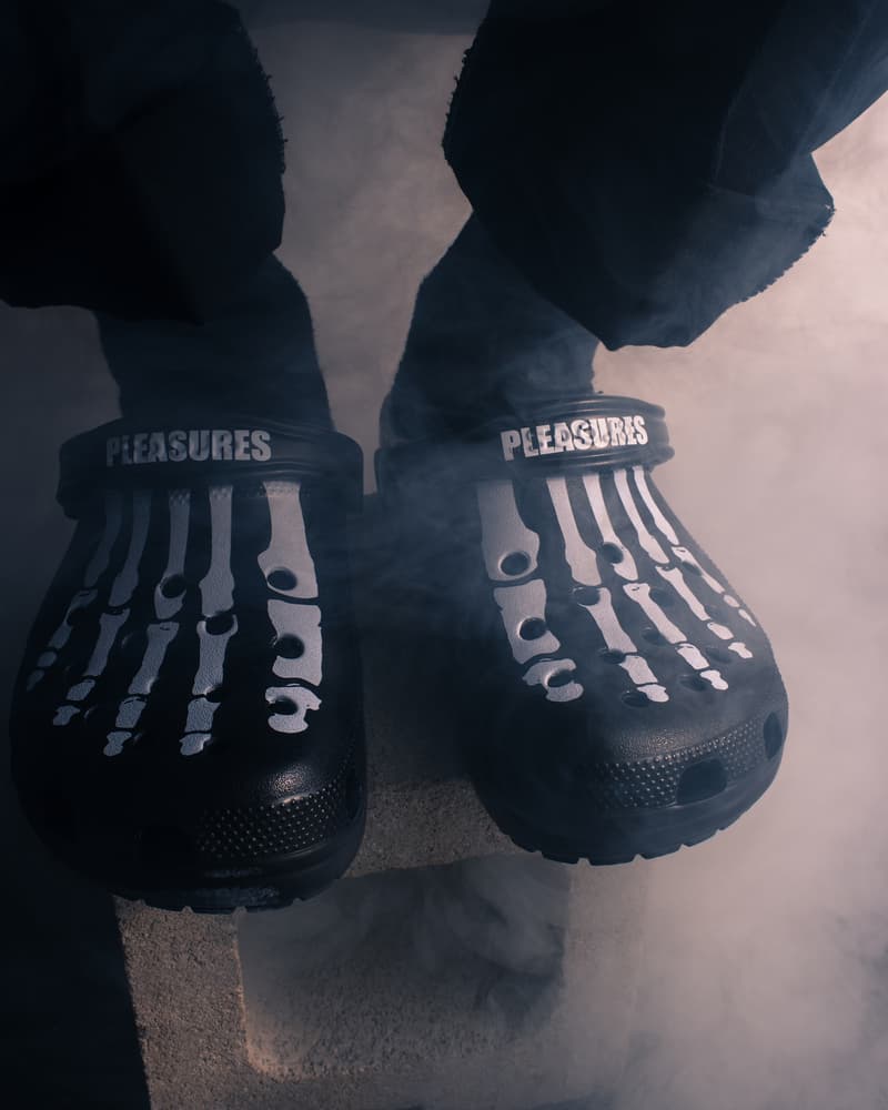 PLEASURES x Crocs 聯名「洞洞鞋」曝光