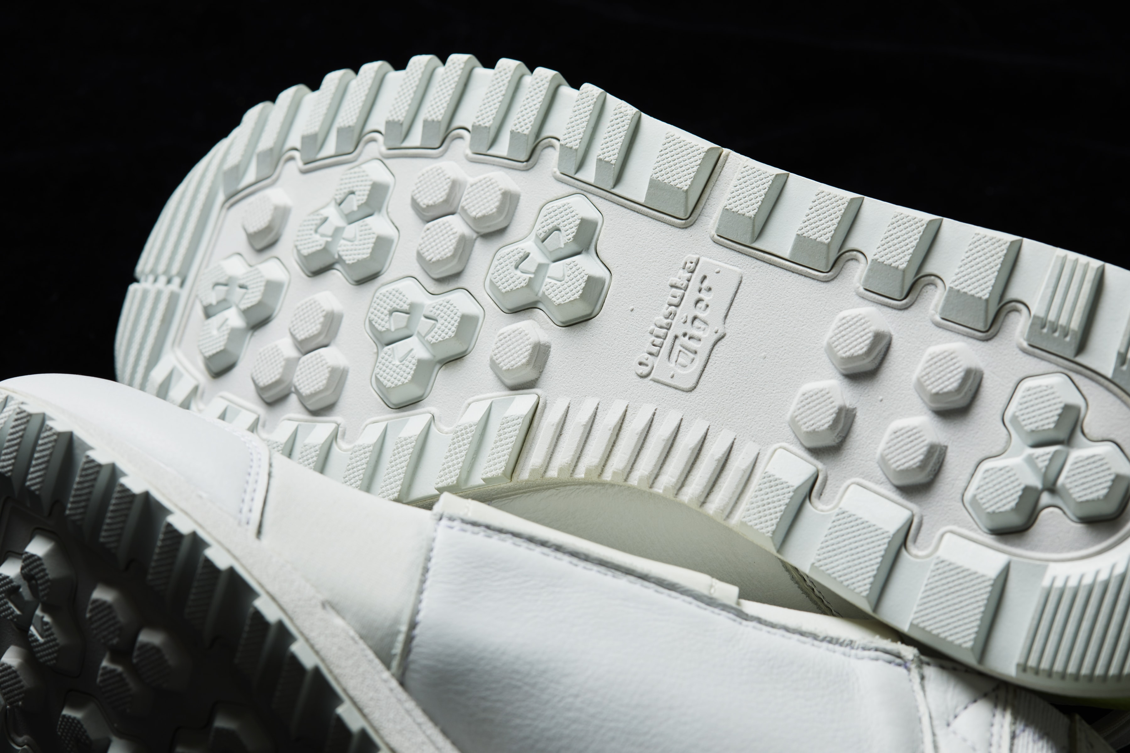 Onitsuka Tiger 攜手 ANREALAGE 推出联名鞋款