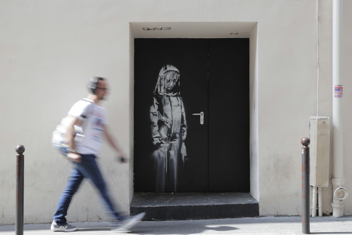 Banksy 巴黎 Bataclan 塗鴉作品遭盜