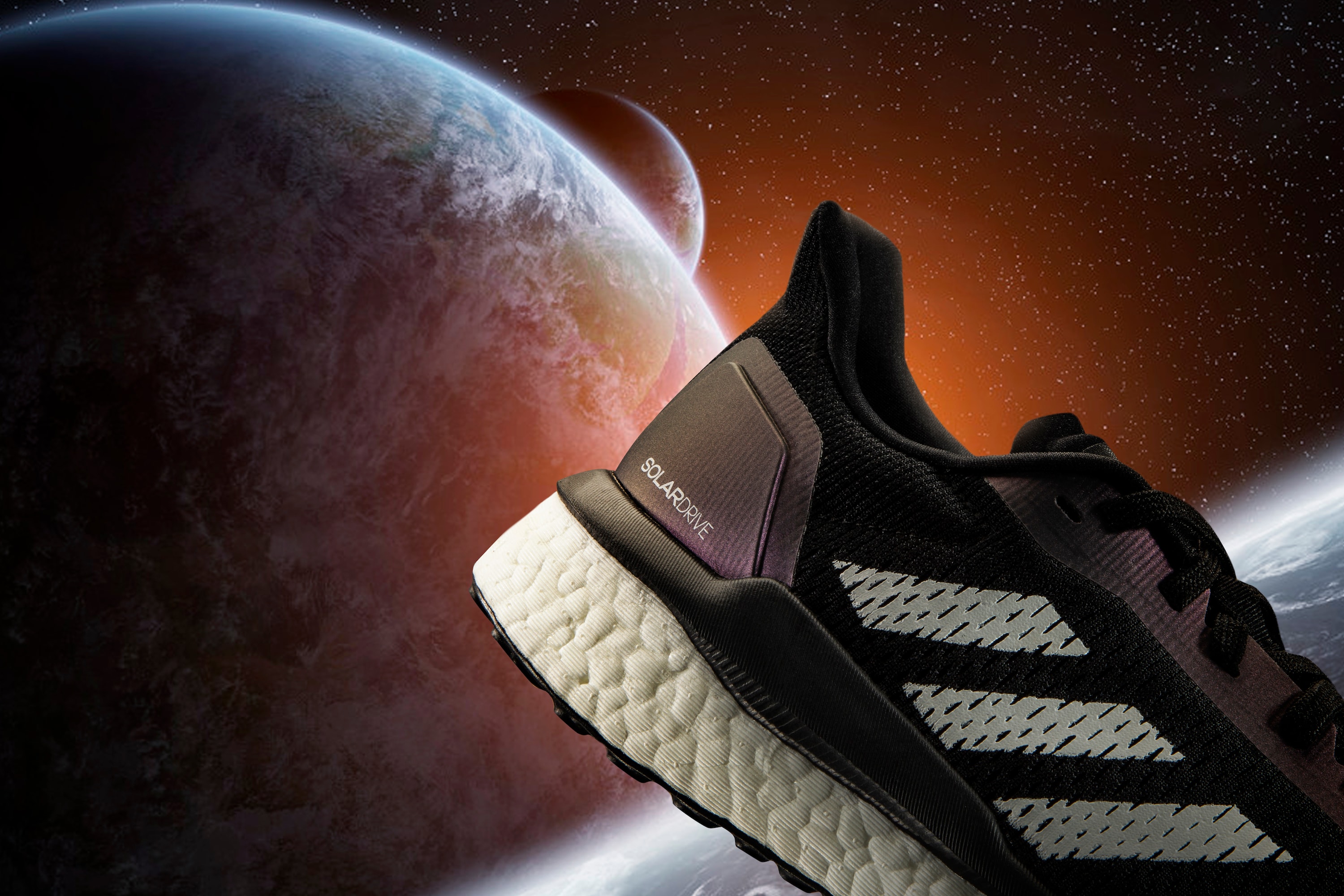 adidas 推出全新跑鞋 SolarDRIVE 