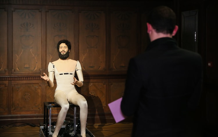 走进 PRADA 荣宅举办艺术家 Goshka Macuga 「What Was I?」展览