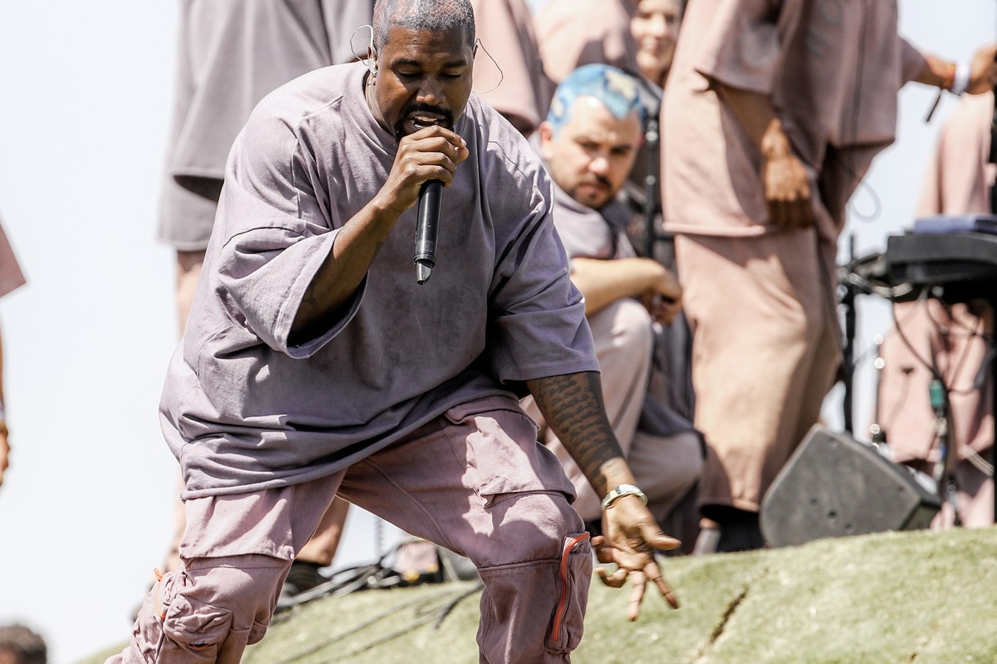 Kanye West 於 Coachella 舉辦的 Sunday Service 現場「雜草」遭網民拍賣
