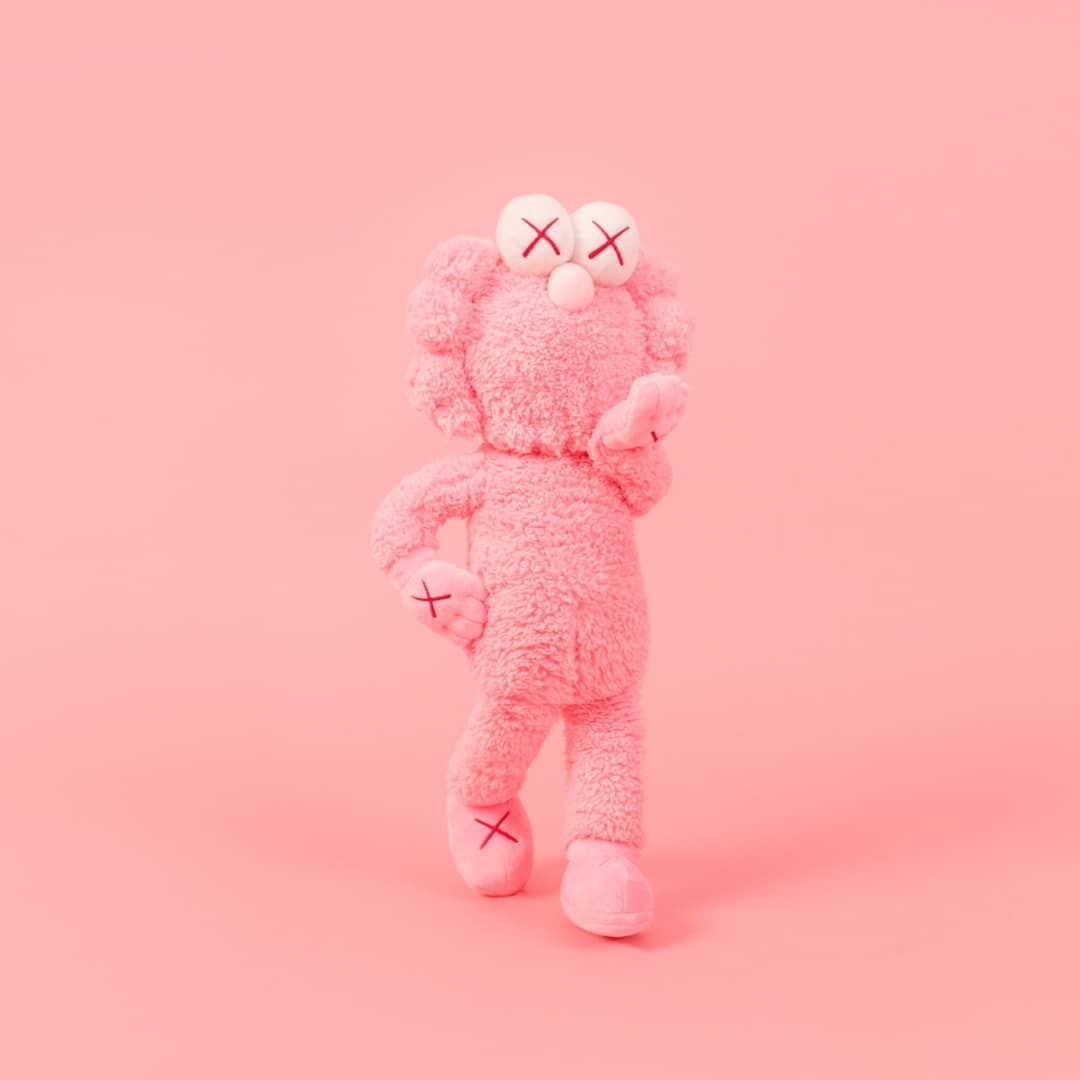 KAWS 宣佈推出 BFF 粉紅色版本毛絨公仔