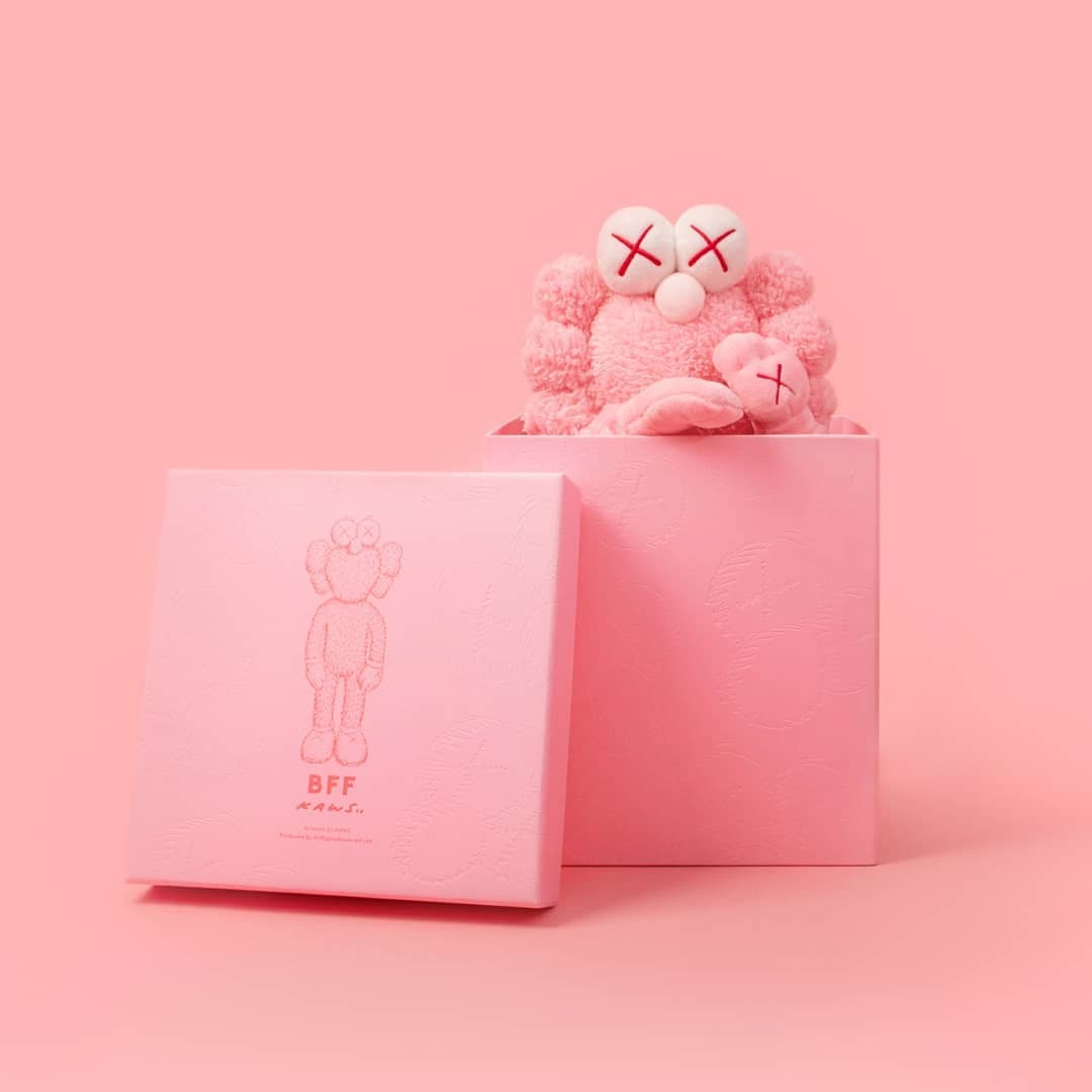 KAWS 宣佈推出 BFF 粉紅色版本毛絨公仔