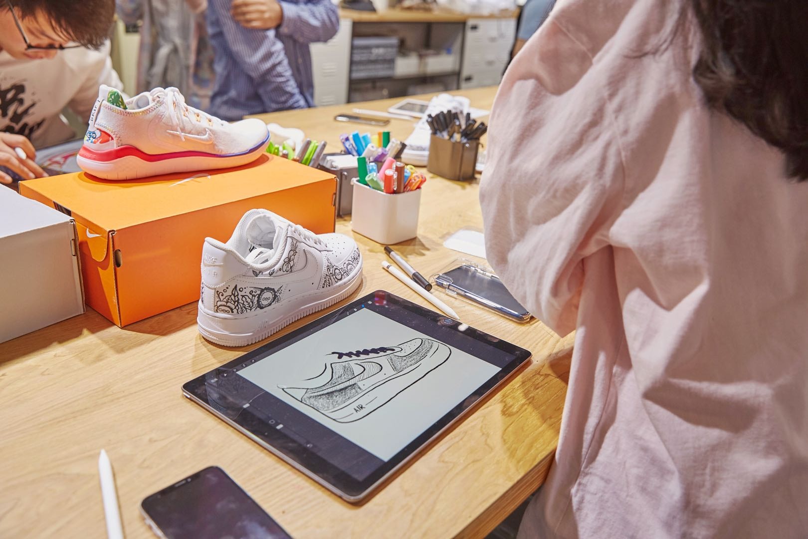 Nike 携手艺术家 Ton Mak 及 Apple 于上海打造创意球鞋绘画课堂