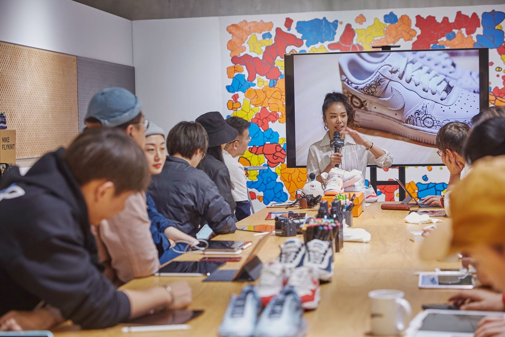 Nike 携手艺术家 Ton Mak 及 Apple 于上海打造创意球鞋绘画课堂